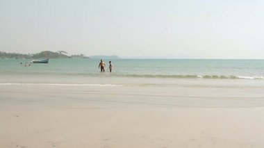 Kimliği belirsiz adam Palolem Sahilde yürüyüş