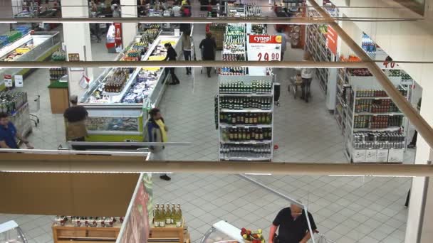 Mensen winkelen in hypermarkt Karusel. — Stockvideo