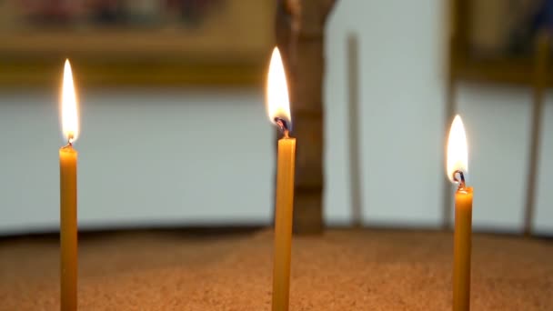 Blick auf die drei Kerzen, die die Dunkelheit durchschneiden — Stockvideo