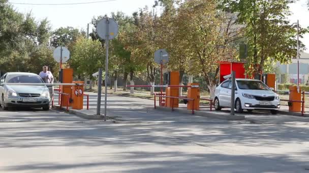 Barrière de sécurité automatique au parking de l'aéroport international de Volgograd . — Video