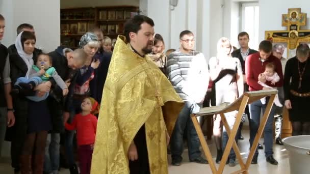 Santo Padre realiza cerimônia de batismo na Igreja dos Santos Mártires Fé, Esperança, Amor e Sophia — Vídeo de Stock