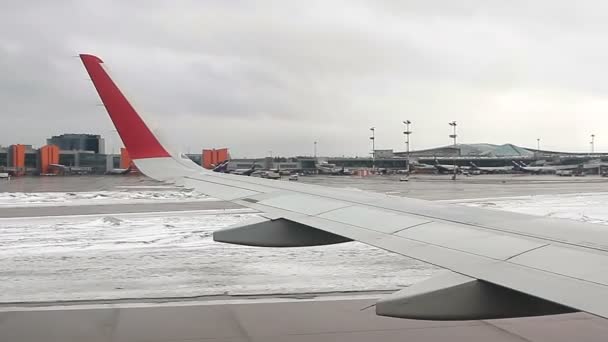 Tráfico del aeropuerto desde el avión de aterrizaje . — Vídeo de stock