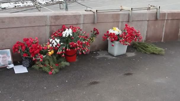 Великий Moskvoretsky міст, місце вбивство Борис Нємцов. — стокове відео
