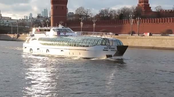 Rzeka Moskwa statek wycieczka tramwajem w pobliżu Kremla — Wideo stockowe