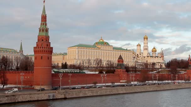 Verkeer in de buurt van het Kremlin in Moskou — Stockvideo