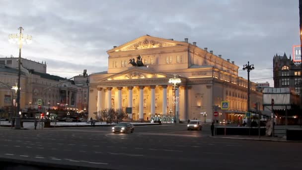 Stora teatern i Moskva på kvällen gång — Stockvideo