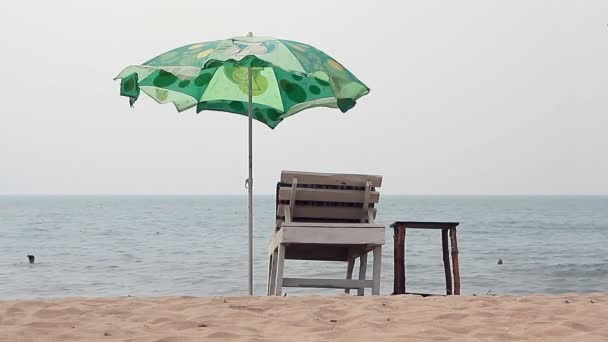 Židle s deštníkem blízko pláže — Stock video