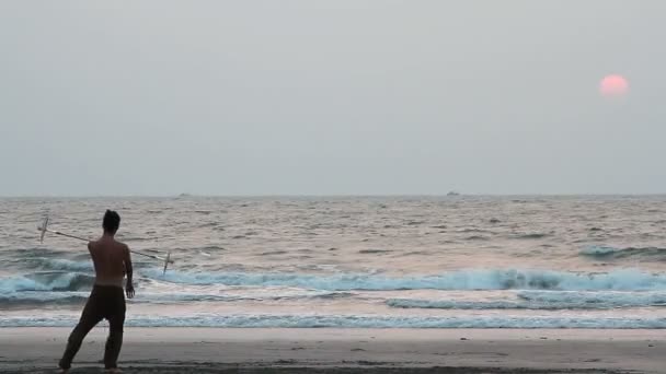 Homem não identificado girando pólo na praia . — Vídeo de Stock