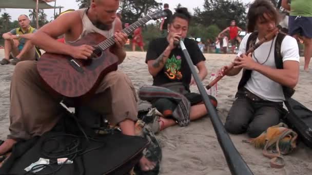 Homme non identifié jouant de la musique sur la plage . — Video