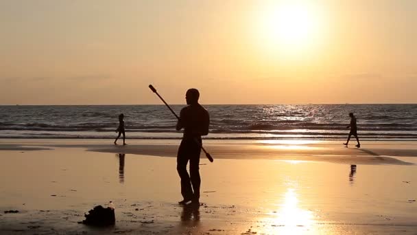 Homem não identificado girando pólo na praia . — Vídeo de Stock