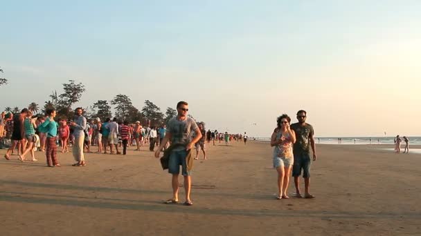 Unbekannte entspannen sich am Strand. goa state arambol beach. — Stockvideo