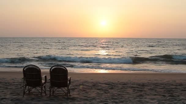 Δύο καρέκλες, κοντά σε ακτές κατά το ηλιοβασίλεμα — Αρχείο Βίντεο