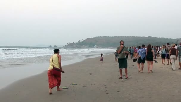 Oidentifierade personer avkopplande på stranden. Goa staten Arambol beach. — Stockvideo