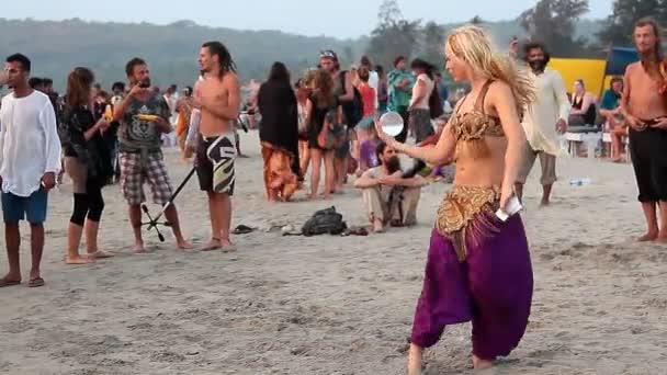 Unbekannte jonglieren am Strand mit Glaskugel — Stockvideo