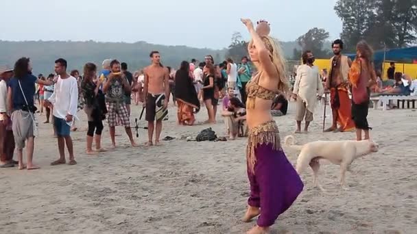 Unbekannte jonglieren am Strand mit Glaskugel — Stockvideo