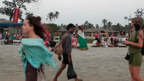 Pessoas não identificadas relaxando na praia. Goa estado Arambol praia . — Vídeo de Stock