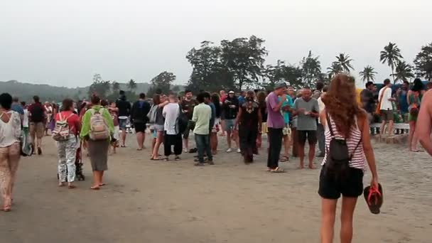 Oidentifierade personer avkopplande på stranden. Goa staten Arambol beach. — Stockvideo