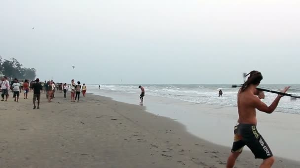 Oidentifierade personer avkopplande på stranden. Goa staten Arambol beach. — Stockvideo
