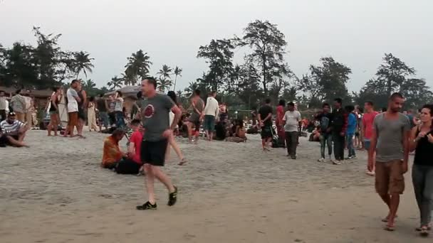 Personas no identificadas descansando en la playa. Goa estado Arambol playa . — Vídeos de Stock