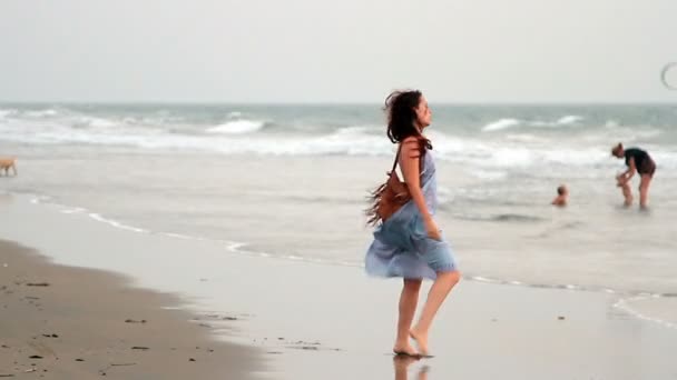 Oidentifierad kvinna dansar på stranden. Goa staten Arambol beach. — Stockvideo