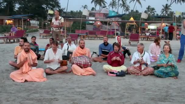 Mensen van de Hare Krishna zingen op het strand van Arambol — Stockvideo