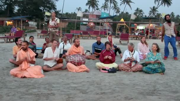 Människor från Hare Krishna sjunga på Arambol beach — Stockvideo