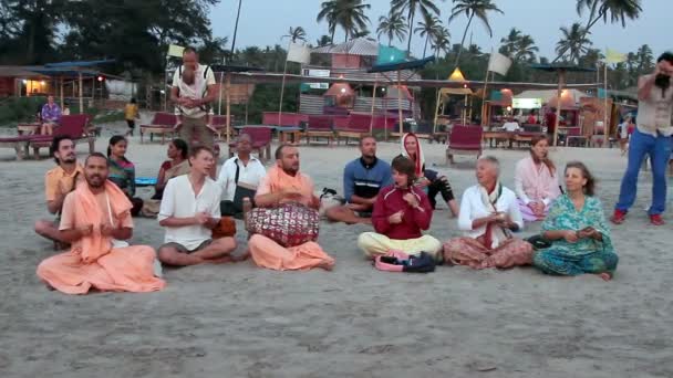 Menschen aus dem Hasenkrishna singen am Arambol-Strand — Stockvideo