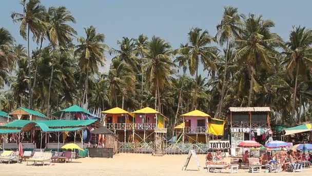 Huisjes en hutten aan het strand van Palolem — Stockvideo