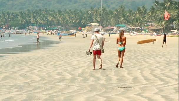 Pessoas não identificadas relaxando na praia de Palolem . — Vídeo de Stock