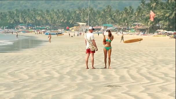 Personnes non identifiées se relaxant sur la plage de Palolem . — Video