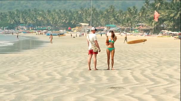 Unidentified people relaxing on the Palolem beach. — Stock Video