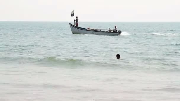 Bateau de pêche sur la plage de Palolem — Video