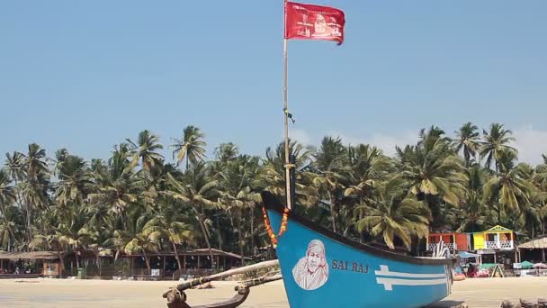 Fischerboot am Strand von Palolem — Stockvideo