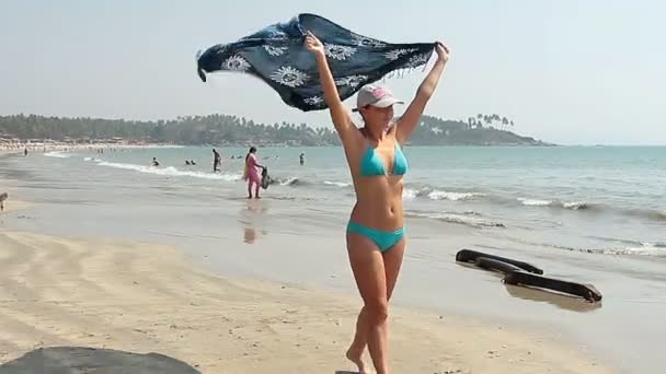 Feliz joven mujer caminando en la playa de Palolem — Vídeos de Stock