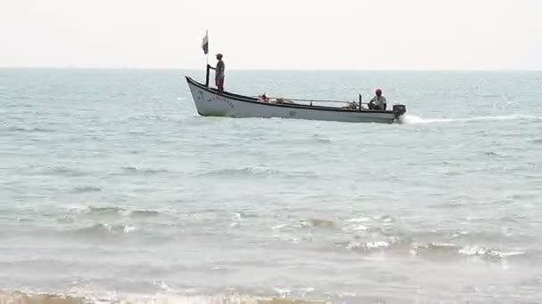 Риболовецьке судно на пляжі зіркове — стокове відео