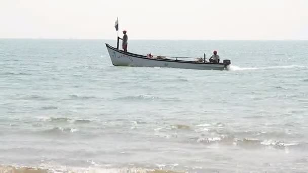 Fiskebåt på stranden Palolem — Stockvideo