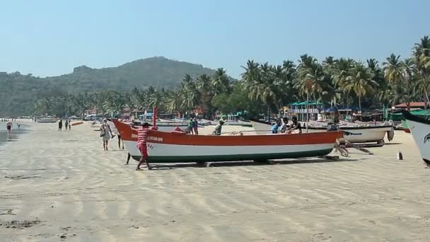 Barco de pesca en la playa de Palolem — Vídeo de stock