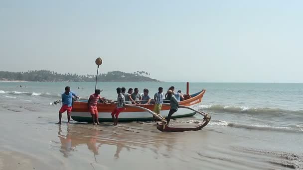 Barco de pesca en la playa de Palolem — Vídeo de stock