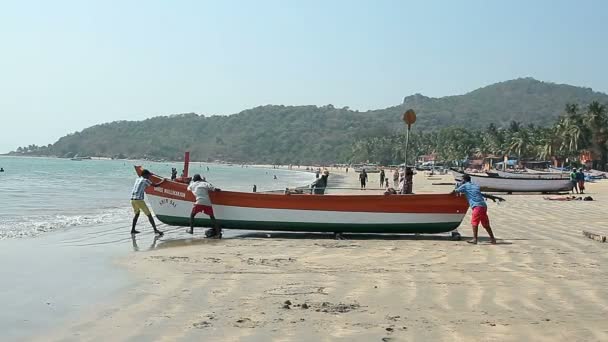 Fischerboot am Strand von Palolem — Stockvideo