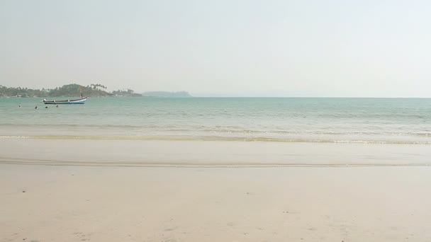 Bateau de pêche sur la plage de Palolem — Video