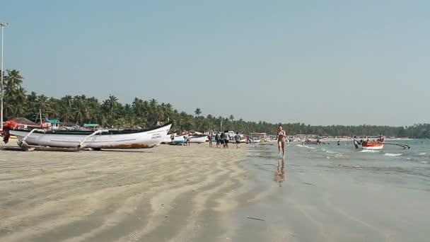 Jeune femme courant sur la plage — Video