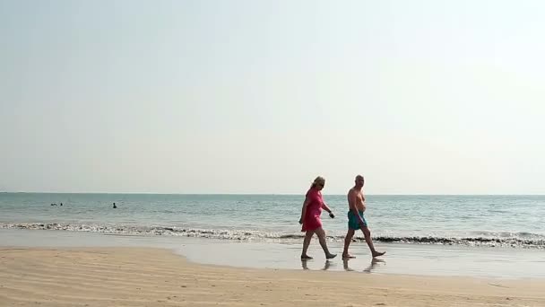 Romantiska senior man och kvinna par promenader på en Palolem beach — Stockvideo