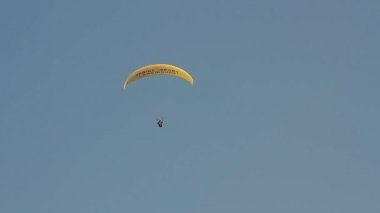 yamaç paraşütü karşı dağlar üzerine açık mavi gökyüzü