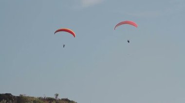 yamaç paraşütü karşı dağlar üzerine açık mavi gökyüzü
