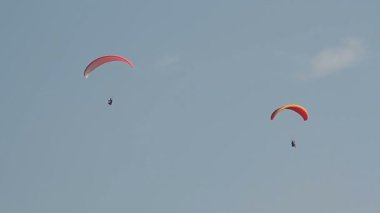 yamaç paraşütü karşı dağlar üzerine açık mavi gökyüzü