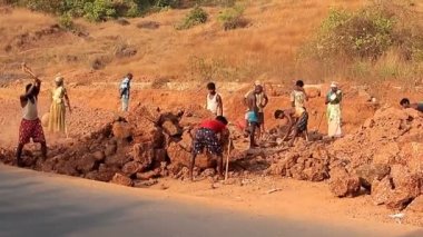 Kimliği belirsiz kişi inşaat yol Hindistan