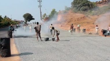 Kimliği belirsiz kişi inşaat yol Hindistan