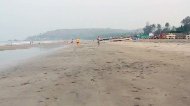 Kimliği belirsiz adam sahilde çalıştıran. 