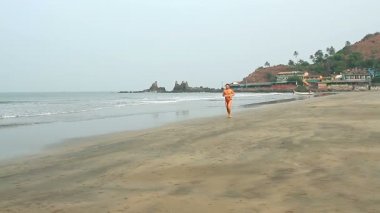 Kimliği belirsiz adam sahilde çalıştıran. 