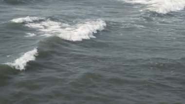 kumlu plaj güneşli gün dokunmadan dalgalar